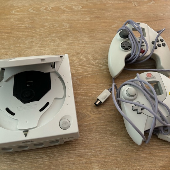 Practically new collectible Sega Dreamcast system, 2 controllers,various games - Picture 2 of 5